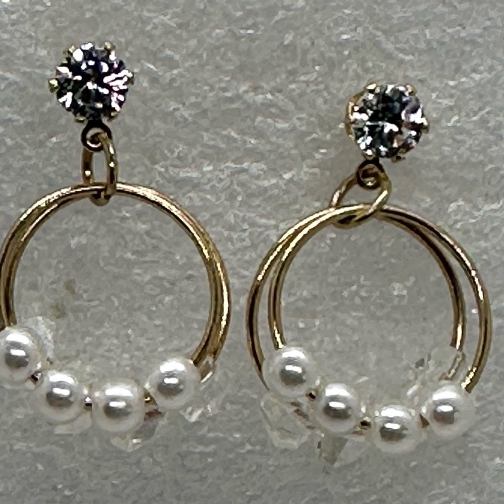 ✨ NWT Delicate Gold Crystal Pearl Hoop Dangle Earrings ✨ - Picture 9 of 16